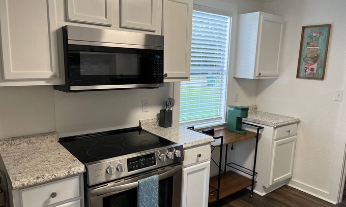 Hattiesburg Casa | Cheerful 2 bedroom home, minutes from Hattiesburg, USM, & hospitals