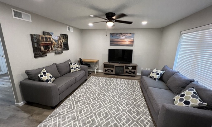 Spring Shadows Casa | Cheerful 2 bedroom home 20 minutes from downtown