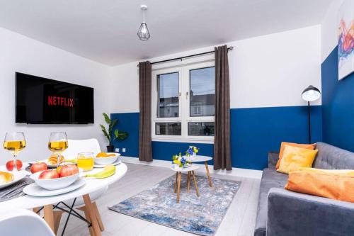 Glasgow Apartamento | Cheerful 2 Bedroom Homely Apartment, Sleeps 4 Guest Comfy, 1x Double Bed, 2x Single Beds, Free Parking, Free WiFi, Suitable For Business, Leisure Guest, Contractors, QE Hospital, Glasgow, Near Airport & City Centre