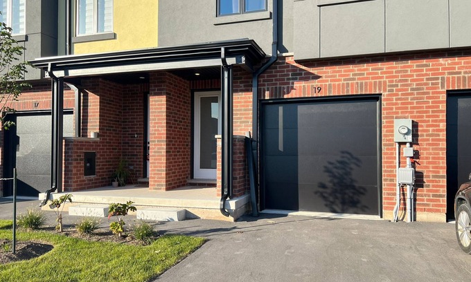 Pelham Casa | Cheerful 2 bedroom house in a quiet neighborhood.