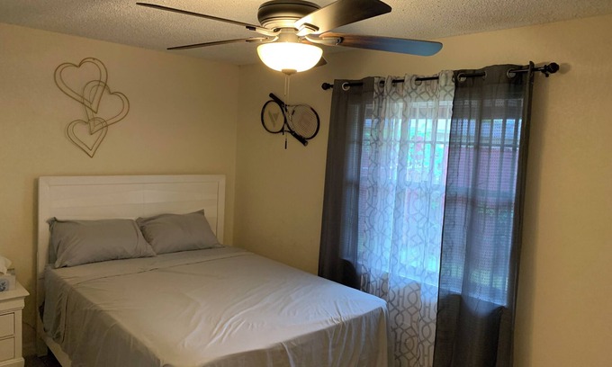 Miramar Casa | Cheerful 2-bedroom residential home