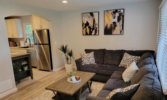 New Hartford Casa | Cheerful 2 Bedroom Residential home!