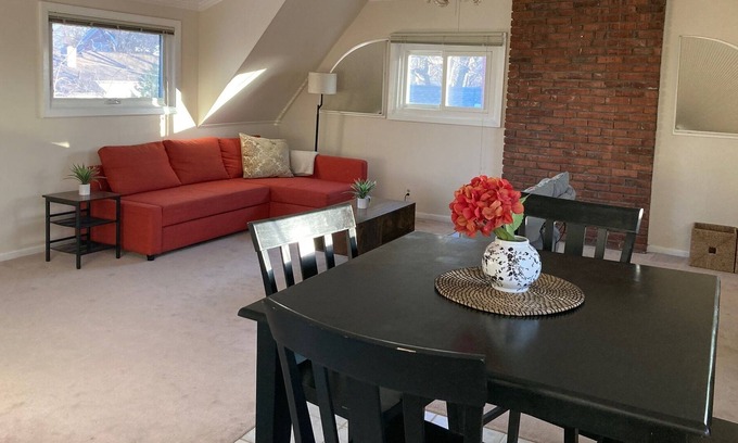 Central Hyde Park Apartamento | Cheerful 2BR - close to downtown KC!