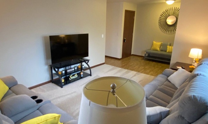 Neenah Casa | Cheerful 2BR near I41
