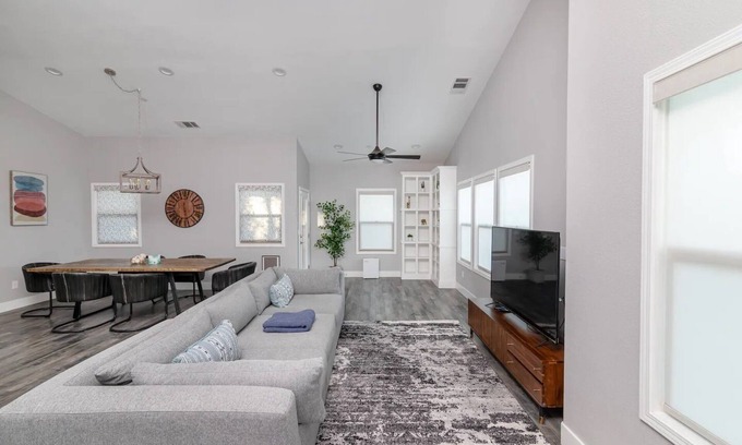 Citrus Heights Casa | Cheerful 3 bed rooms with pool