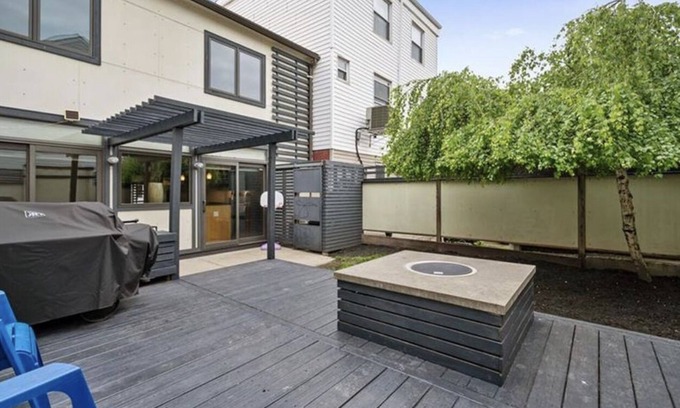 South Side Flats Casa | Cheerful 3 bed room home close to restaurants & bars.