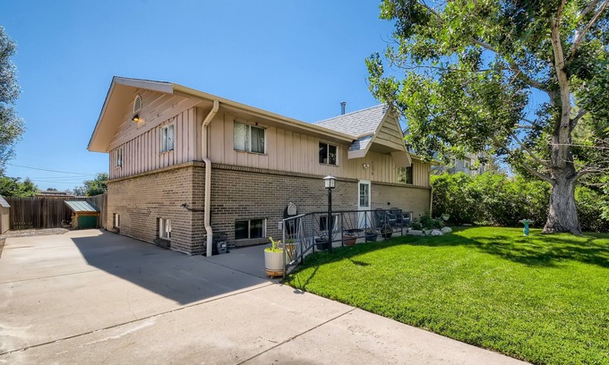 East Old Golden Rd Casa | Cheerful 3 Bedroom Basement Apartment in Golden