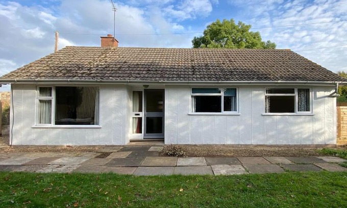 Forest of Dean Casa | Cheerful 3 bedroom bungalow with indoor fire place