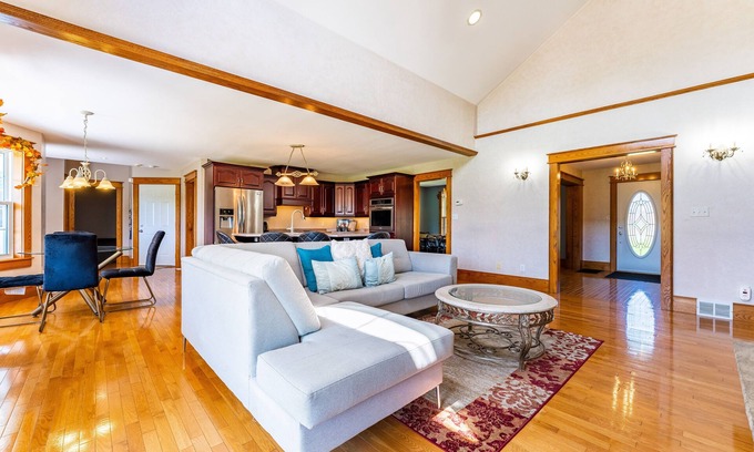 Pelham Cabaña | Cheerful 3+ Bedroom Cottage with Indoor Fireplace