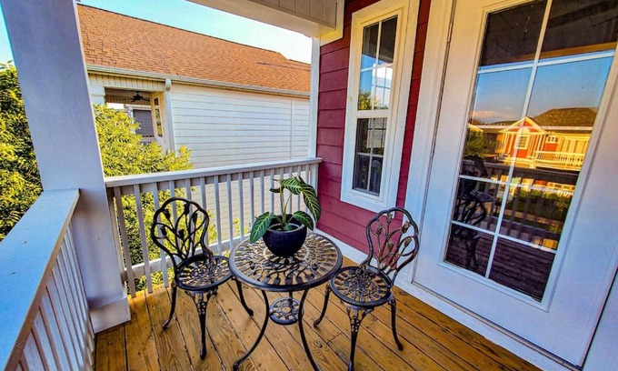 Fayetteville Casa | Cheerful 3-bedroom home with indoor fireplace.