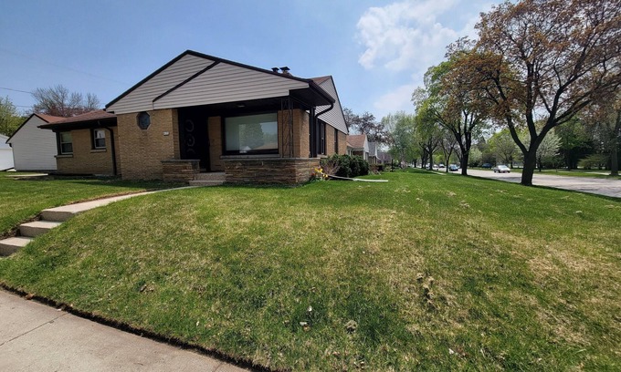 Milwaukee Casa | Cheerful 3 bedroom home with garage parking