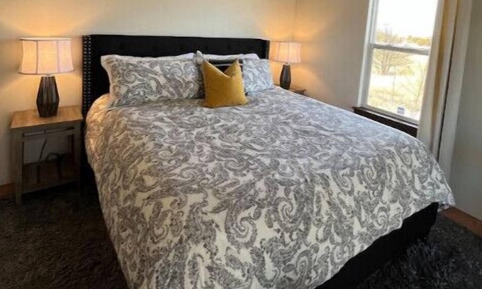 Eldorado at Santa Fe Casa | Cheerful 3 bedroom home with fireplace.