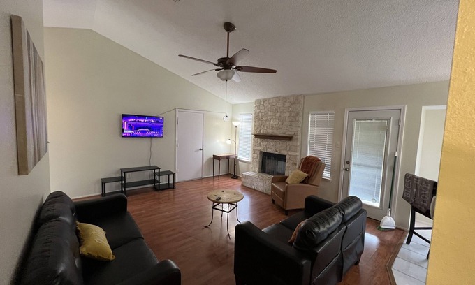 Buckingham Estates Casa | Cheerful 3 Bedroom Home w/Parking in Central South Austin Pet Stays for Free !