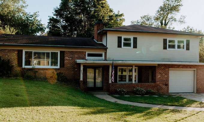 Hickory Casa | Cheerful 3 Bedroom Home by the Lake