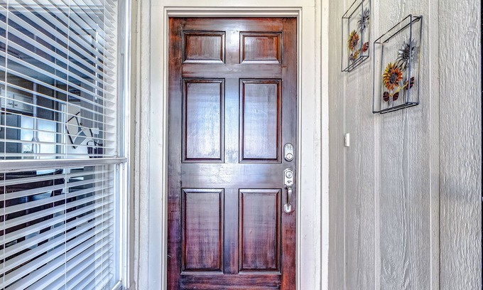 Northeast Houston Casa | Cheerful 3-bedroom home with indoor fireplace