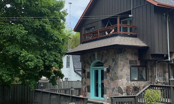 Alton Casa | Cheerful 3 bedroom home with outdoor pool & hottub