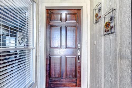 Northeast Houston Casa | Cheerful 3-bedroom home with indoor fireplace