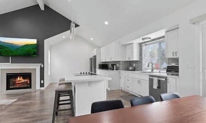 Kent Casa | Cheerful 3 bedroom home with ample parking spaces.