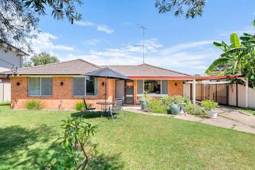 Kingswood Casa | Cheerful 3 Bedroom House With Free Parking