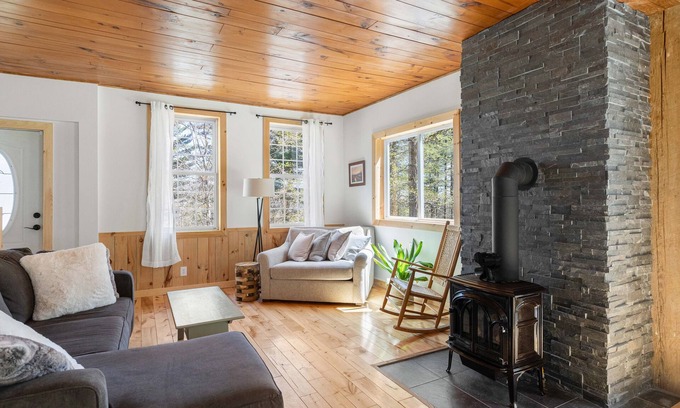 Moretown Cabaña | Cheerful 3 Bedroom Mountain Cottage