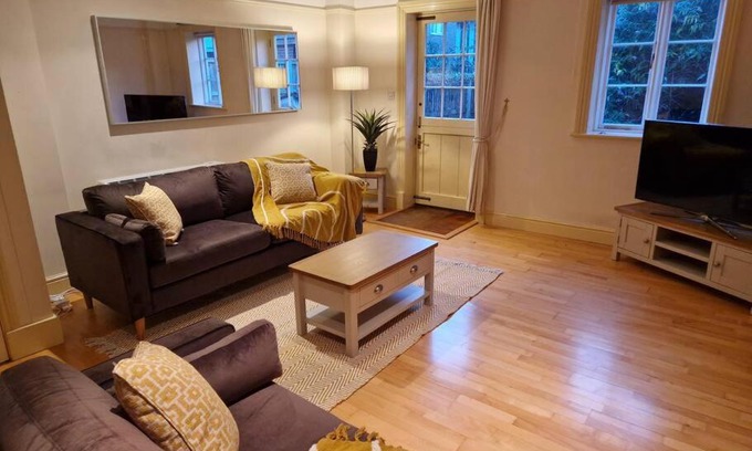 The King's Mile Apartamento | Cheerful 3 bedroom split -level apartment