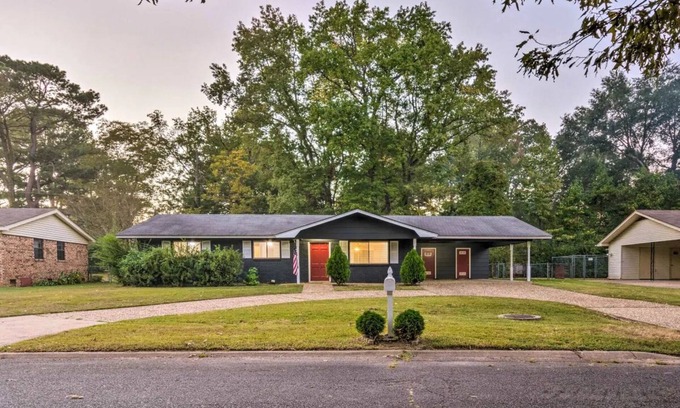 Jacksonville Casa | Cheerful 3 BR 1.5 BA Home in Great Neighborhood! Recently Renovated!