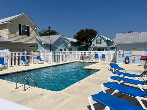 Myrtle Beach Casa | Cheerful 3-br cottage with pool, 2 blocks to beach, free parking