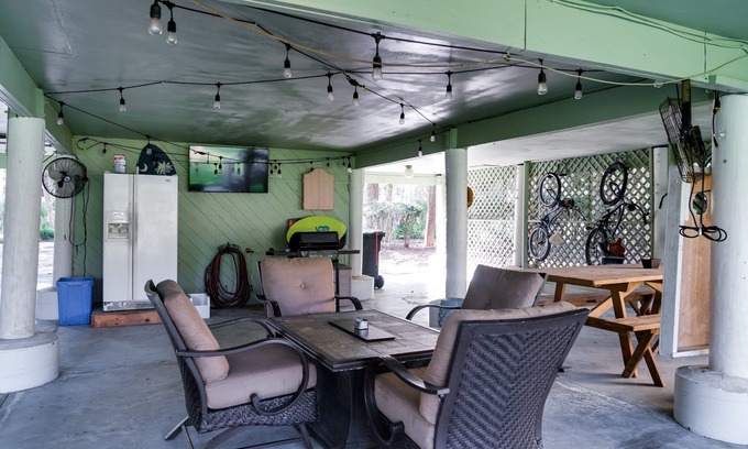 Tarpon Pond Casa | Cheerful 3BR/2BA Cottage on Golf Course! Amenity Cards! Pet Friendly!