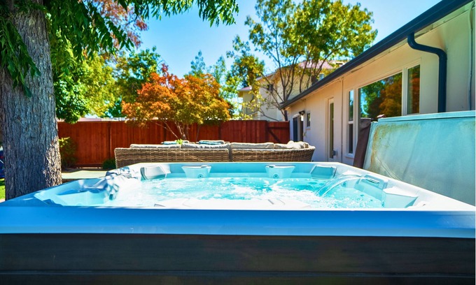 San Tomas Casa | Cheerful 3BR - Bar, Jacuzzi & Kids Treehouse