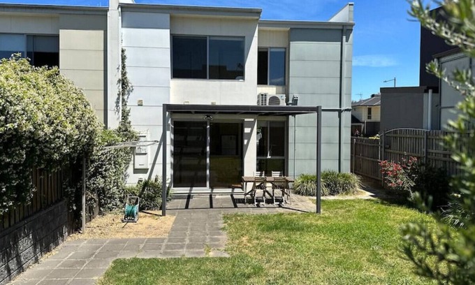 Crace Casa | Cheerful 3BR townhouse with free parking in Crace