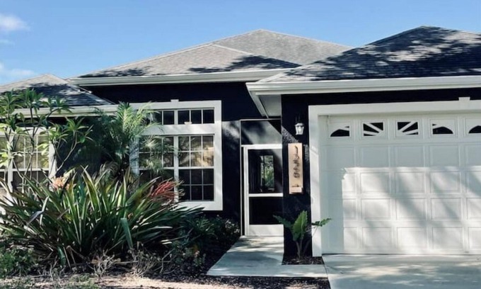Winter Haven Casa | Cheerful 4 Bed, 3 Bath Home with Screened Pool