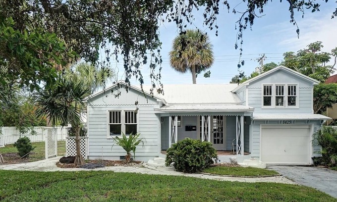 South Palm Park Neighborhood Association Casa | Cheerful 4 Bedroom Bungalow in Lakeworth