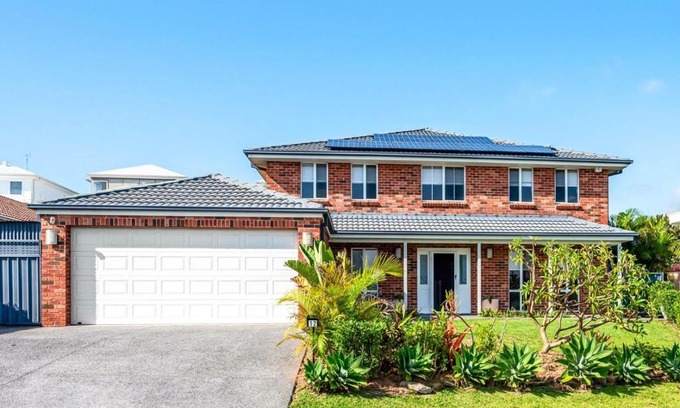 Caves Beach Casa | Cheerful 4-bedroom family retreat in Caves Beach