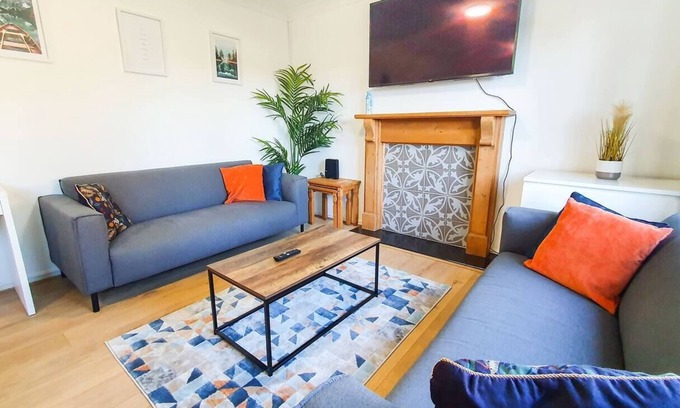 Cheltenham Casa | Cheerful 4-bedroom house by Golden Valley