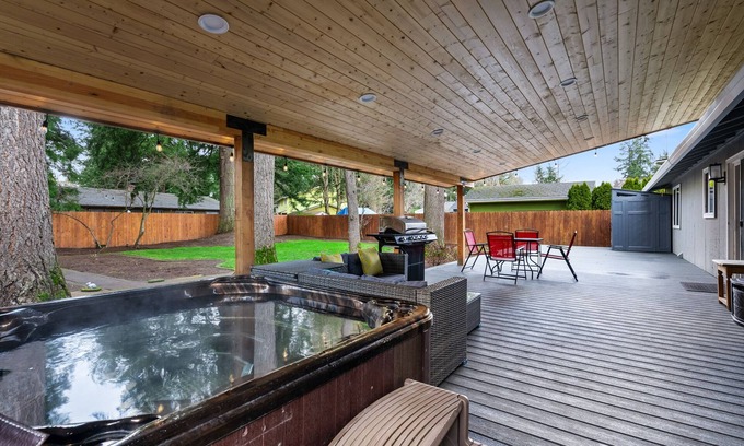 Evergreen Casa | Cheerful 4 bedroom home one level with hot tub and park like feel