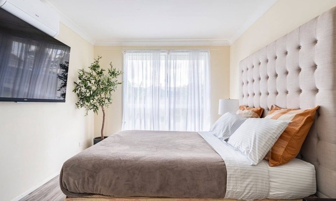 Plumpton Casa | Cheerful 4 bedroom home with parking on premises
