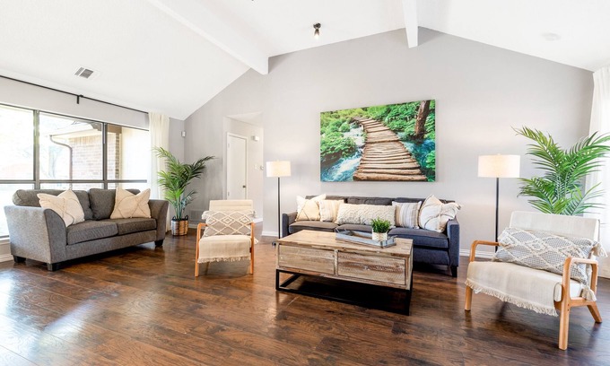 Buckner Terrace - Everglade Park Casa | Cheerful 4 bedroom home in a serene neighborhood