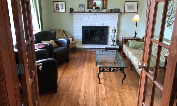 Ottawa Division Casa | Cheerful 4 bedroom house with large deck and garden in walkable neighbourhood.