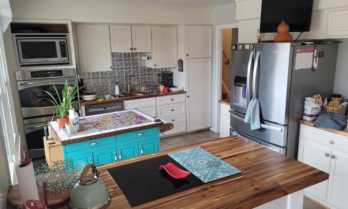 Woodbridge Casa | Cheerful 4-bedroom house with backyard