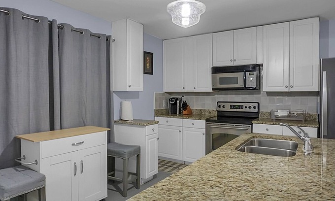 Goose Creek Casa | Cheerful 4 bedroom house with back porch