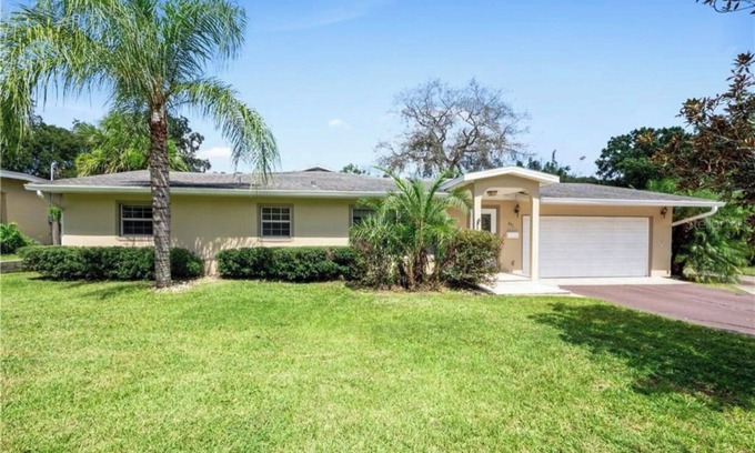 Fairvilla Casa | Cheerful 4-bedroom with large and lush backyard
