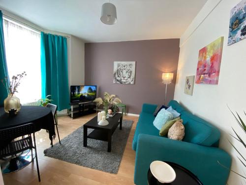 Plumstead Casa | Cheerful 4 bedrooms home 8 mn to train station