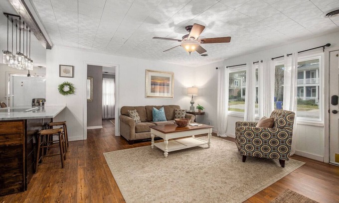 Mount Pleasant Casa | Cheerful 4br/1.5ba Farmhouse Close to Shem Creek!