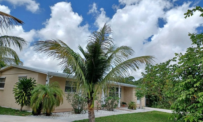 Greenacres Casa | Cheerful 5+1 bedrooms with lots of room for fun & free parking