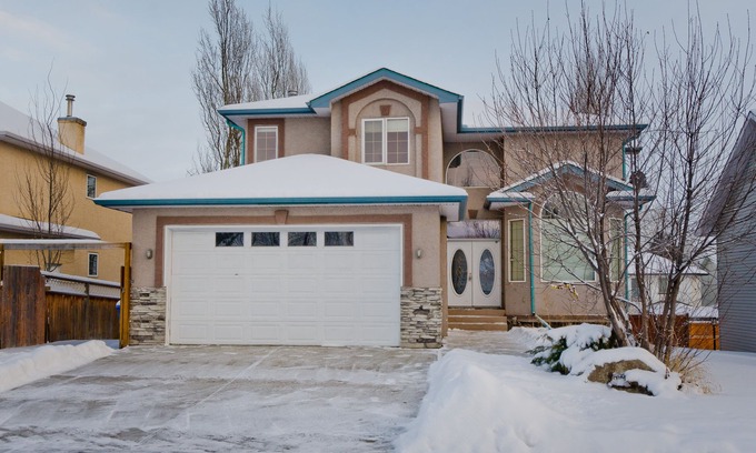 Chestermere Casa | Casa de 5 dormitorios con jacuzzi cerca del lago Chestermere