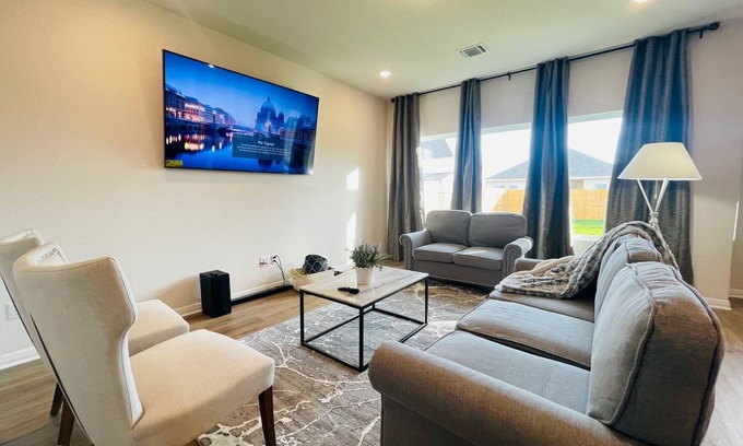 Manor Casa | Cheerful 5 bedroom Home - 6 miles from Samsung