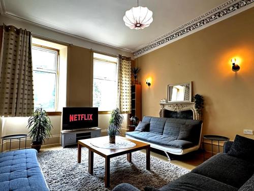 Govan Casa | Cheerful 5 Bedroom House Close to Central West End and Parking