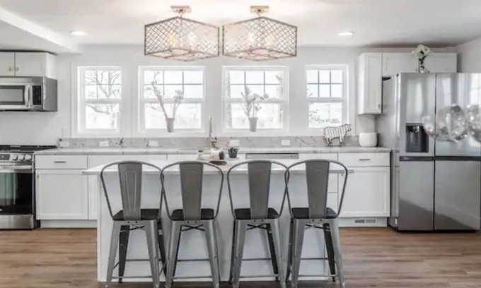 Plymouth Otro | Cheerful 5 Bedroom Modern Farmhouse
