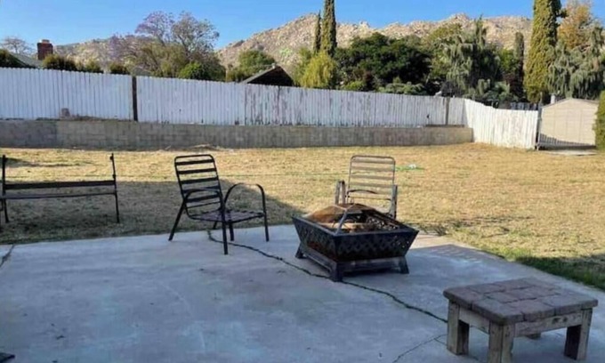 Riverside Casa | Cheerful 6 bedroom home with indoor fireplace.