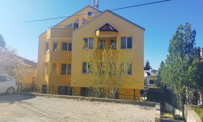 Vitosha District Apartamento | Cheerful 7 bedroomed floor, own kitchen and Bathroom